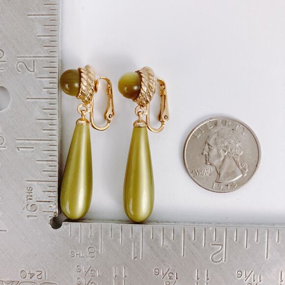 VTG Sarah Coventry Moonglow Lucite Teardrop Clip On Earrings 1960s Gold Tone - Picture 9 of 10